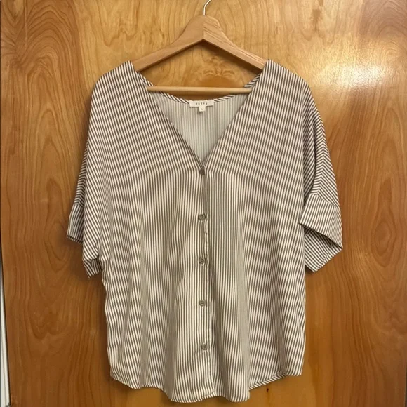 Vetta Striped Button-Up Women's Top - Picture 3 of 5